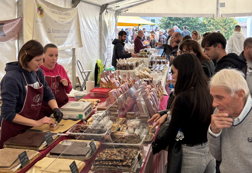 Il borgo di Altavilla affollato per 